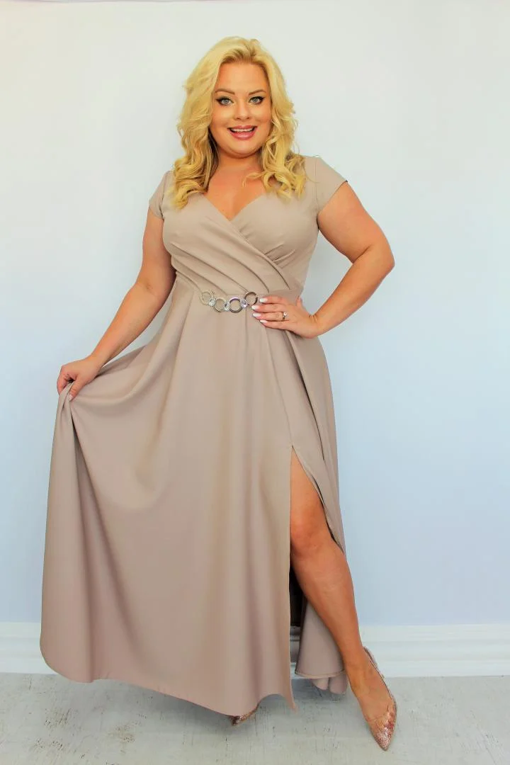 Sukienka wieczorowa Camilia – rozkloszowany krój, kopertowy dekolt, szykowna klamra. Zobacz film, który pokazuje, jak pięknie się układa! NUDE