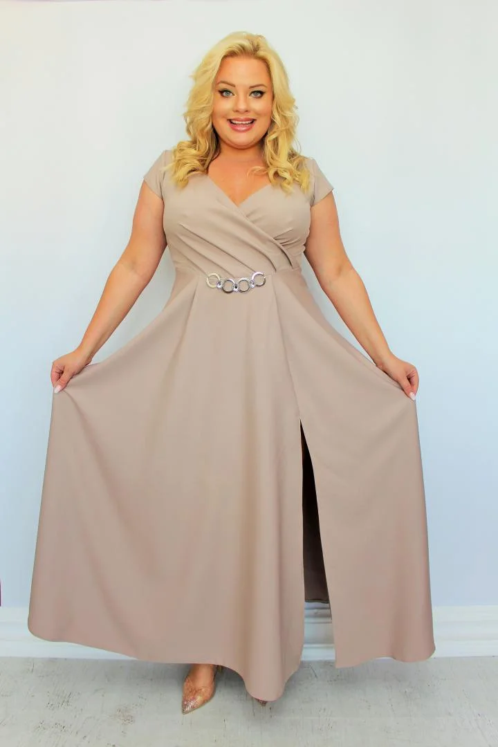 Sukienka wieczorowa Camilia – rozkloszowany krój, kopertowy dekolt, szykowna klamra. Zobacz film, który pokazuje, jak pięknie się układa! NUDE