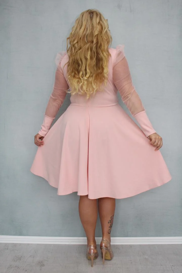 Sukienka Jessica rozkloszowana rękawy z tiulu bufki pastelowy róż