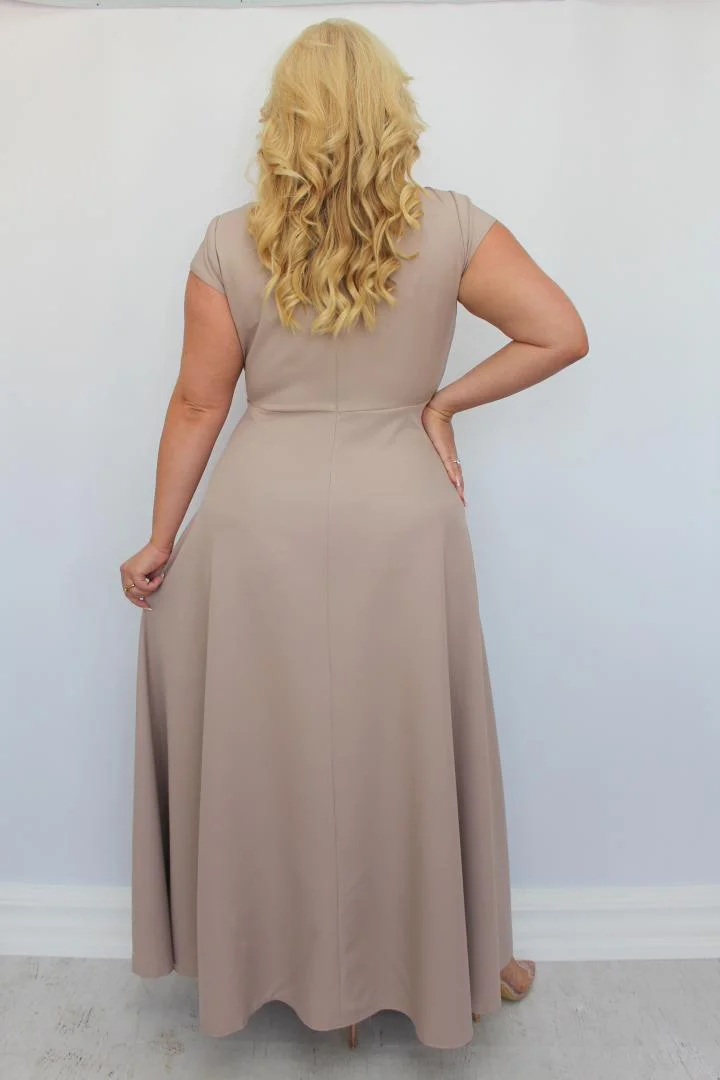 Sukienka wieczorowa Camilia – rozkloszowany krój, kopertowy dekolt, szykowna klamra. Zobacz film, który pokazuje, jak pięknie się układa! NUDE