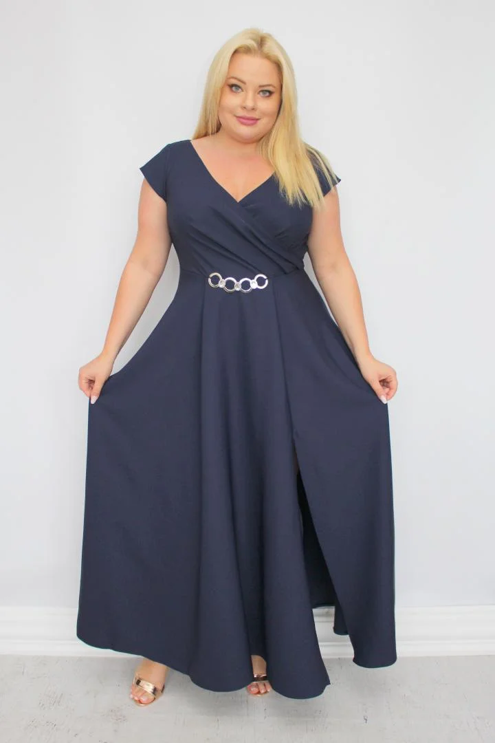 Sukienka wieczorowa Camilia – rozkloszowany krój, kopertowy dekolt, szykowna klamra. Zobacz film, który pokazuje, jak pięknie się układa! GRANATOWA