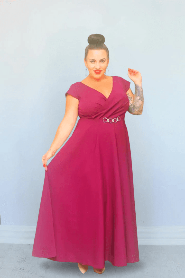 Sukienka wieczorowa Camilia – rozkloszowany krój, kopertowy dekolt, szykowna klamra. Zobacz film, który pokazuje, jak pięknie się układa! FUKSJA