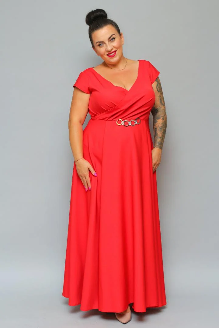 Sukienka wieczorowa Camilia – rozkloszowany krój, kopertowy dekolt, szykowna klamra. Zobacz film, który pokazuje, jak pięknie się układa! CZERWONA
