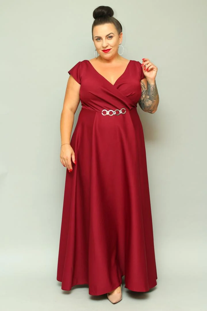 Sukienka wieczorowa Camilia – rozkloszowany krój, kopertowy dekolt, szykowna klamra. Zobacz film, który pokazuje, jak pięknie się układa! BORDOWA