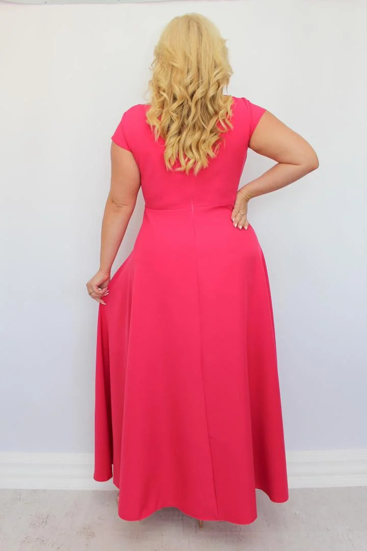 Sukienka wieczorowa Camilia – rozkloszowany krój, kopertowy dekolt, szykowna klamra. Zobacz film, który pokazuje, jak pięknie się układa! AMARANTOWA