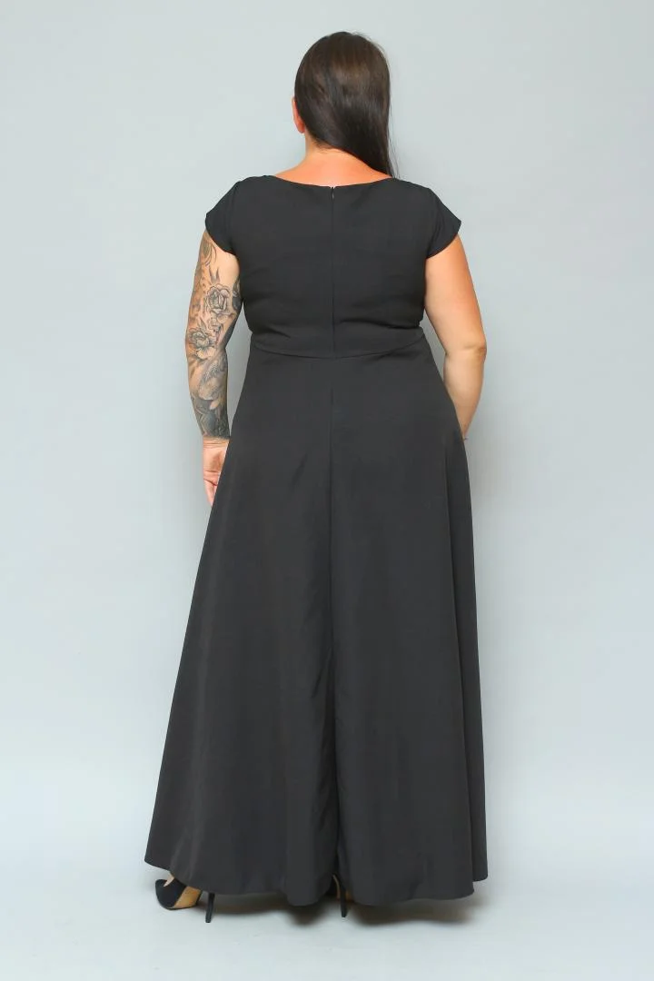 Sukienka wieczorowa Camilia – rozkloszowany krój, kopertowy dekolt, szykowna klamra. Zobacz film, który pokazuje, jak pięknie się układa! CZARNA