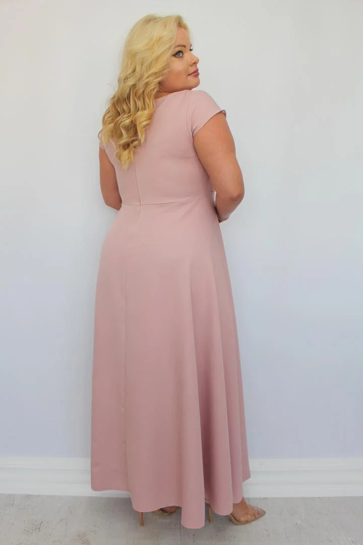 Sukienka wieczorowa Camilia – rozkloszowany krój, kopertowy dekolt, szykowna klamra. Zobacz film, który pokazuje, jak pięknie się układa! WRZOSOWA