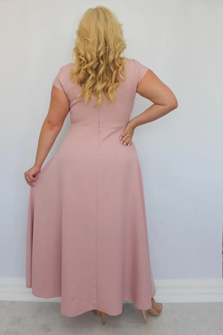 Sukienka wieczorowa Camilia – rozkloszowany krój, kopertowy dekolt, szykowna klamra. Zobacz film, który pokazuje, jak pięknie się układa! WRZOSOWA