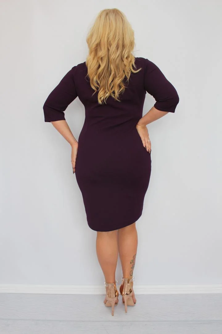 Sukienka Olga ołówkowa z regulowaną głębokością dekoltu metalowym zamkiem śliwka