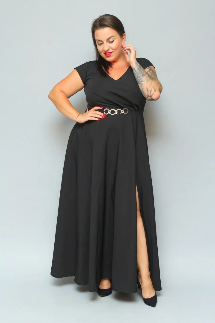 Sukienka wieczorowa Camilia – rozkloszowany krój, kopertowy dekolt, szykowna klamra. Zobacz film, który pokazuje, jak pięknie się układa! CZARNA