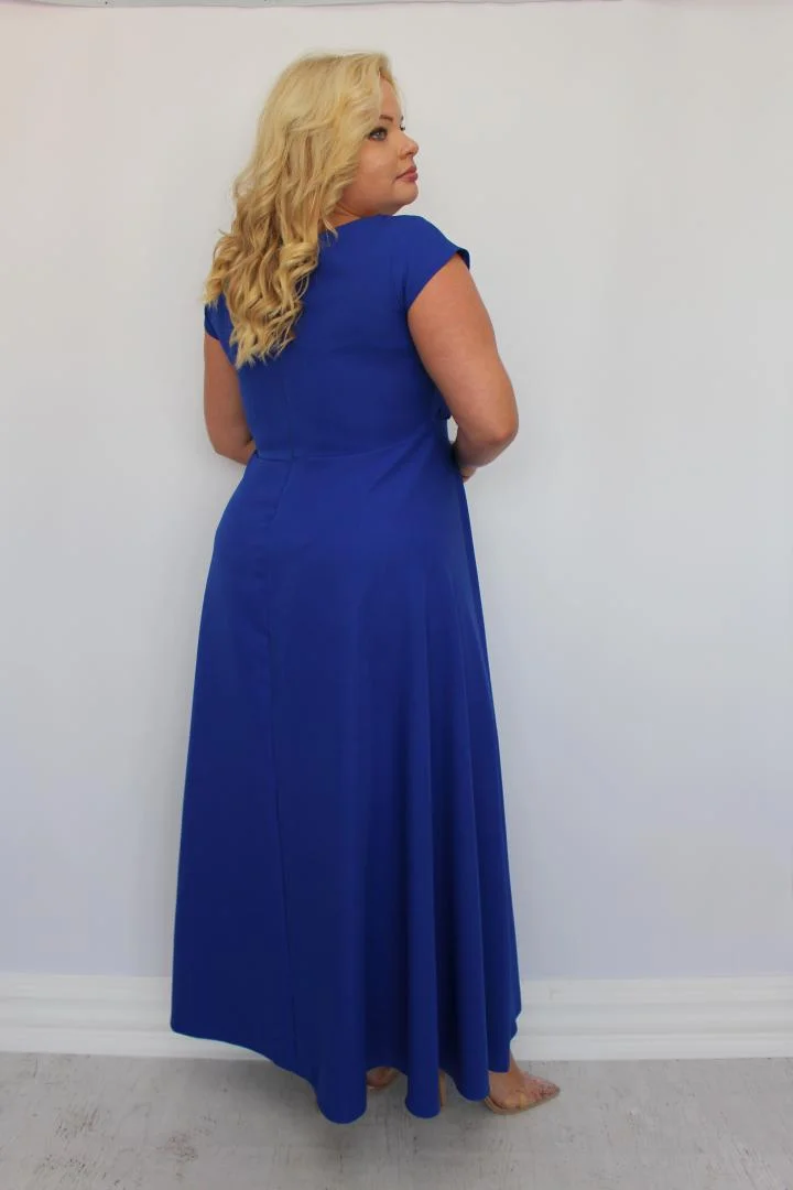 Sukienka wieczorowa Camilia – rozkloszowany krój, kopertowy dekolt, szykowna klamra. Zobacz film, który pokazuje, jak pięknie się układa! CHABROWA