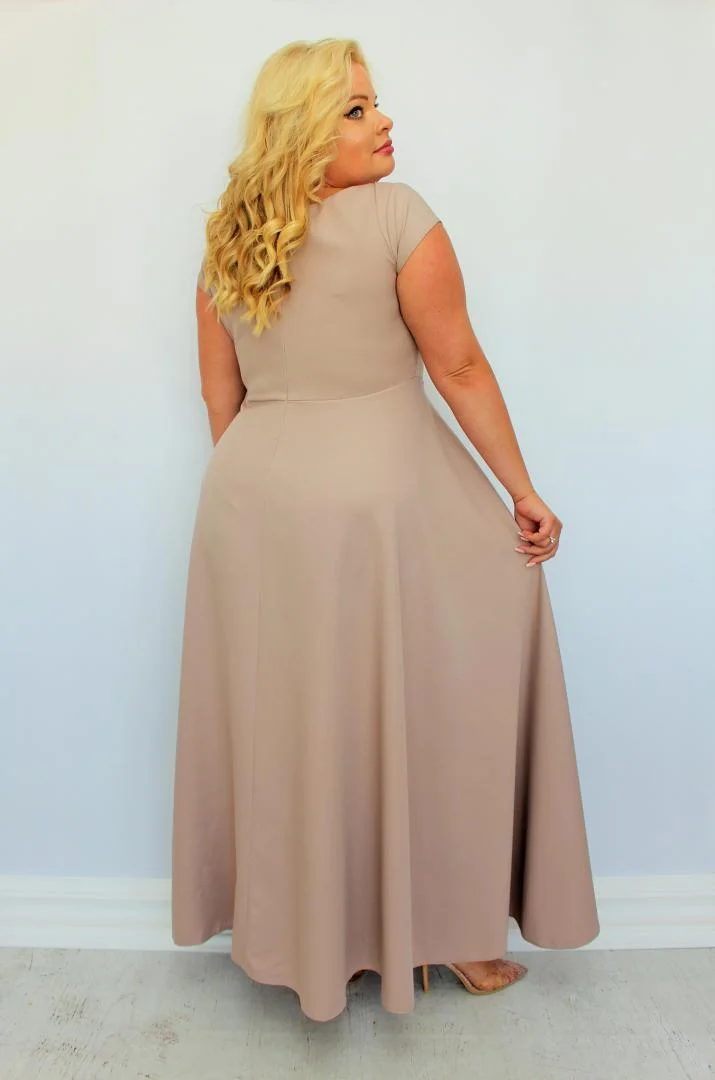 Sukienka wieczorowa Camilia – rozkloszowany krój, kopertowy dekolt, szykowna klamra. Zobacz film, który pokazuje, jak pięknie się układa! NUDE