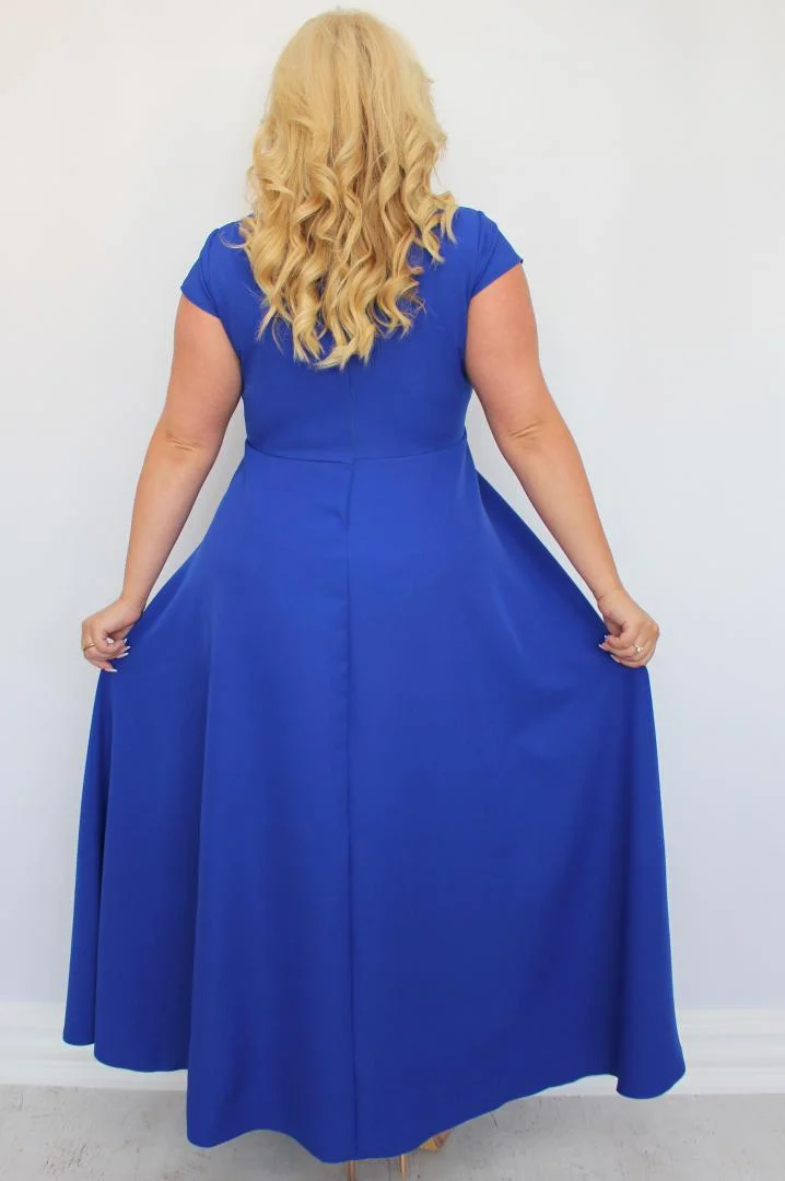 Sukienka wieczorowa Camilia – rozkloszowany krój, kopertowy dekolt, szykowna klamra. Zobacz film, który pokazuje, jak pięknie się układa! CHABROWA