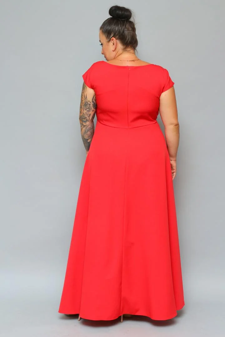 Sukienka wieczorowa Camilia – rozkloszowany krój, kopertowy dekolt, szykowna klamra. Zobacz film, który pokazuje, jak pięknie się układa! CZERWONA