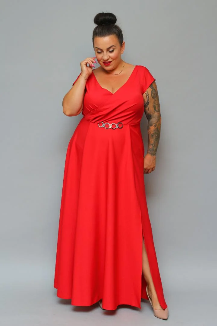 Sukienka wieczorowa Camilia – rozkloszowany krój, kopertowy dekolt, szykowna klamra. Zobacz film, który pokazuje, jak pięknie się układa! CZERWONA