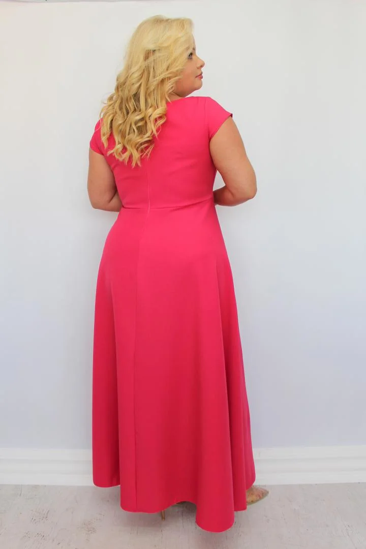 Sukienka wieczorowa Camilia – rozkloszowany krój, kopertowy dekolt, szykowna klamra. Zobacz film, który pokazuje, jak pięknie się układa! AMARANTOWA