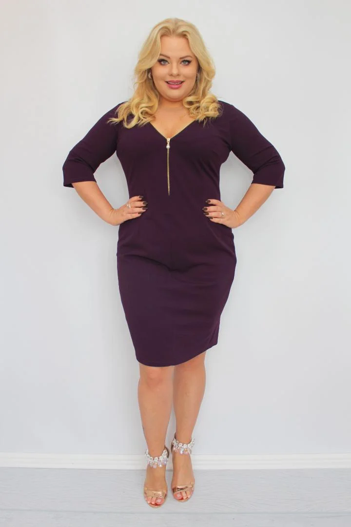 Sukienka Olga ołówkowa z regulowaną głębokością dekoltu metalowym zamkiem śliwka