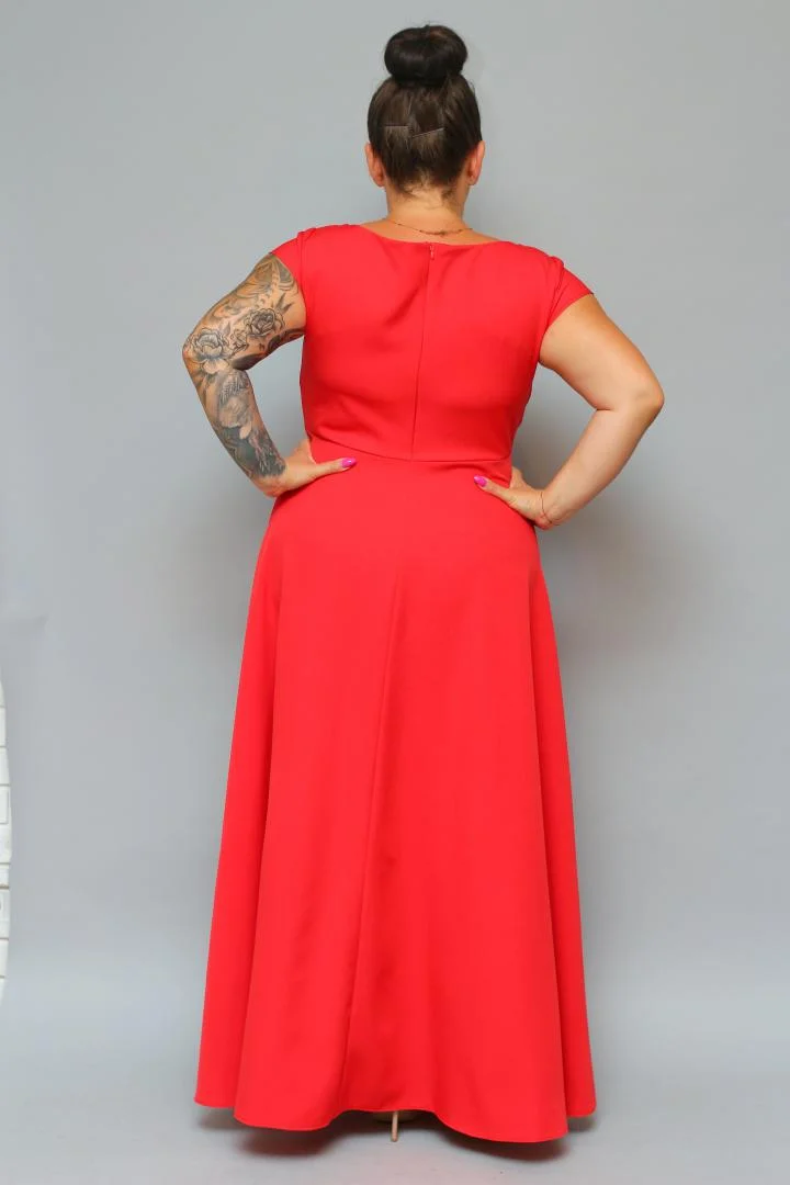 Sukienka wieczorowa Camilia – rozkloszowany krój, kopertowy dekolt, szykowna klamra. Zobacz film, który pokazuje, jak pięknie się układa! CZERWONA