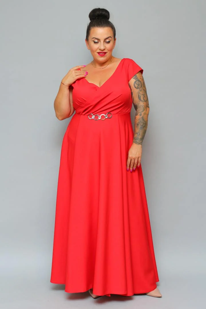 Sukienka wieczorowa Camilia – rozkloszowany krój, kopertowy dekolt, szykowna klamra. Zobacz film, który pokazuje, jak pięknie się układa! CZERWONA