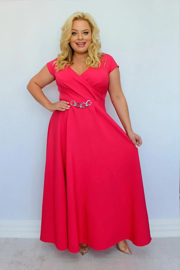 Sukienka wieczorowa Camilia – rozkloszowany krój, kopertowy dekolt, szykowna klamra. Zobacz film, który pokazuje, jak pięknie się układa! AMARANTOWA