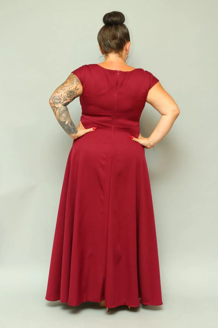 Sukienka wieczorowa Camilia – rozkloszowany krój, kopertowy dekolt, szykowna klamra. Zobacz film, który pokazuje, jak pięknie się układa! BORDOWA