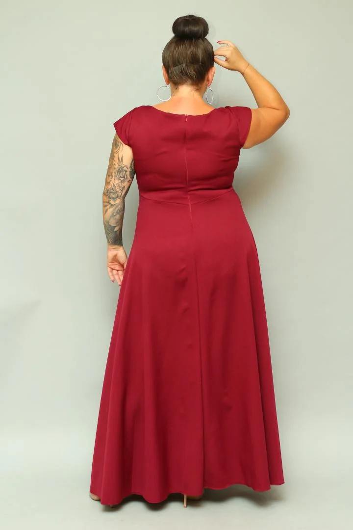 Sukienka wieczorowa Camilia – rozkloszowany krój, kopertowy dekolt, szykowna klamra. Zobacz film, który pokazuje, jak pięknie się układa! BORDOWA