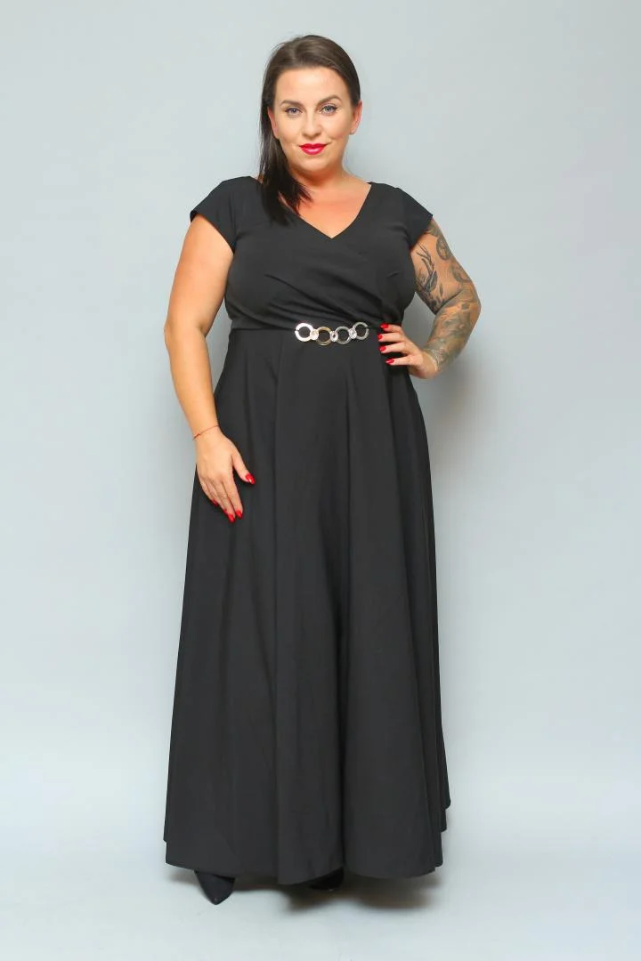 Sukienka wieczorowa Camilia – rozkloszowany krój, kopertowy dekolt, szykowna klamra. Zobacz film, który pokazuje, jak pięknie się układa! CZARNA