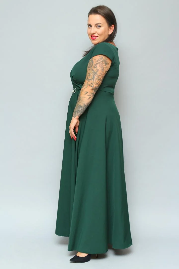 Sukienka wieczorowa Camilia – rozkloszowany krój, kopertowy dekolt, szykowna klamra. Zobacz film, który pokazuje, jak pięknie się układa! BUTELKOWA ZIELEŃ