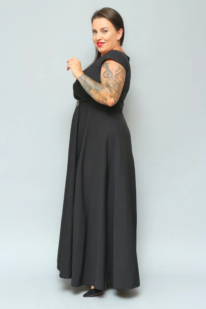 Sukienka wieczorowa Camilia – rozkloszowany krój, kopertowy dekolt, szykowna klamra. Zobacz film, który pokazuje, jak pięknie się układa! CZARNA