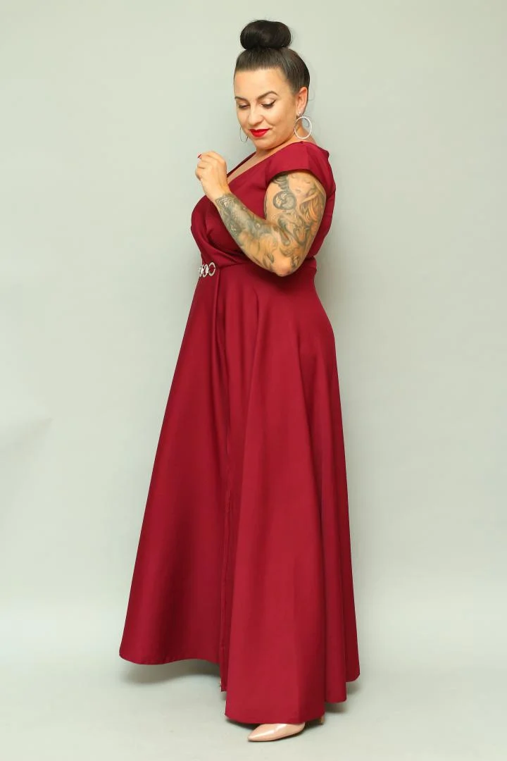 Sukienka wieczorowa Camilia – rozkloszowany krój, kopertowy dekolt, szykowna klamra. Zobacz film, który pokazuje, jak pięknie się układa! BORDOWA