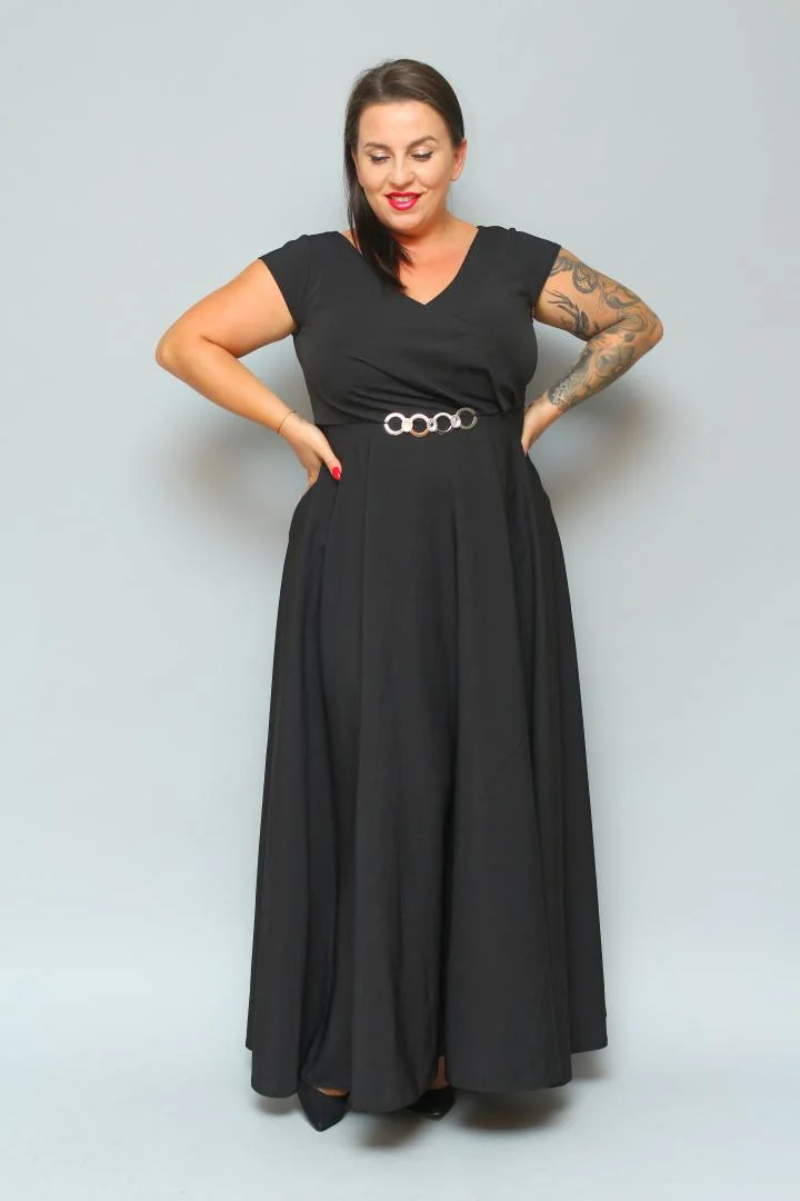 Sukienka wieczorowa Camilia – rozkloszowany krój, kopertowy dekolt, szykowna klamra. Zobacz film, który pokazuje, jak pięknie się układa! CZARNA