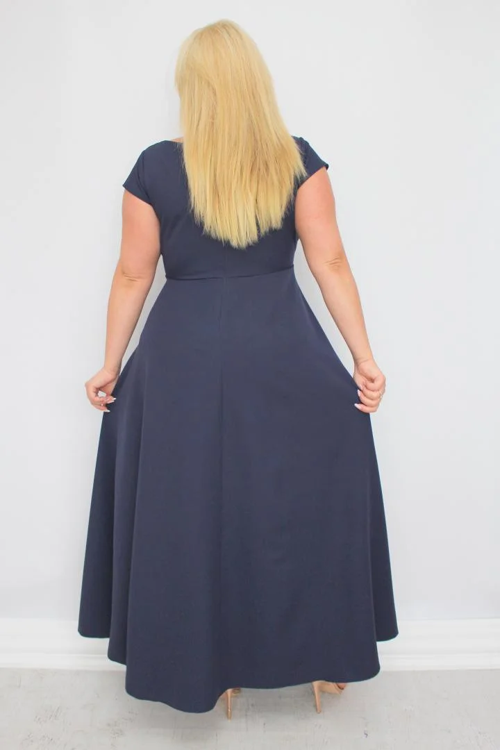 Sukienka wieczorowa Camilia – rozkloszowany krój, kopertowy dekolt, szykowna klamra. Zobacz film, który pokazuje, jak pięknie się układa! GRANATOWA