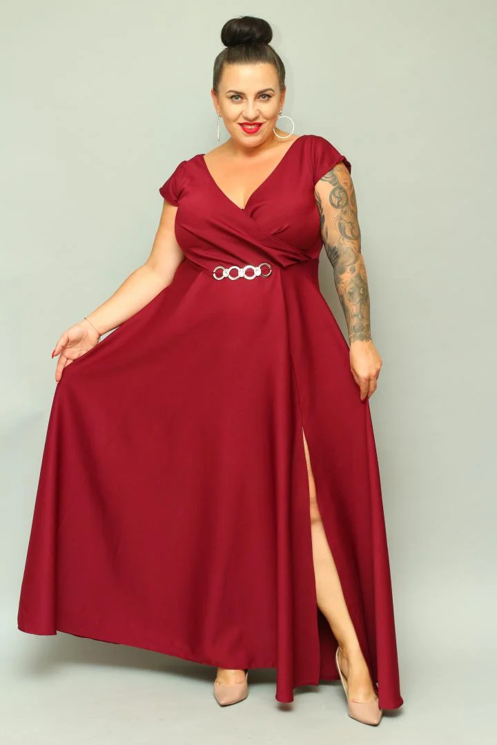 Sukienka wieczorowa Camilia – rozkloszowany krój, kopertowy dekolt, szykowna klamra. Zobacz film, który pokazuje, jak pięknie się układa! BORDOWA